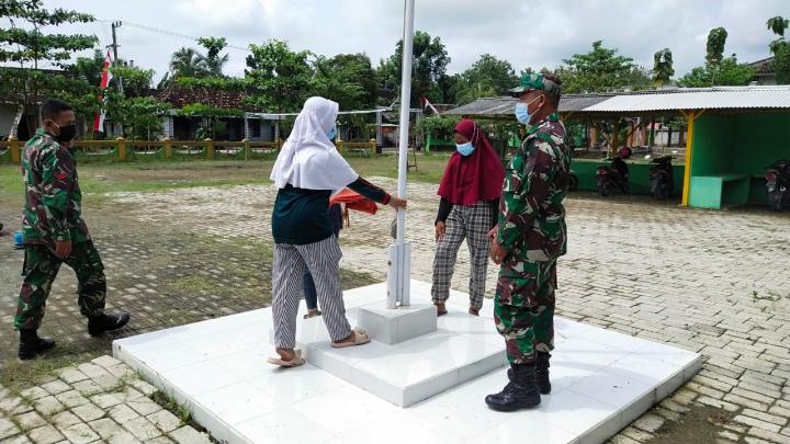  Satgas TMMD 110 Bojonegoro, Ajarkan Cara Pengibaran Bendera Merah Putih